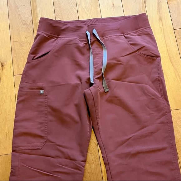 Figs Kade Cargo Scrub Pants in Mauve size small - Picture 4 of 8